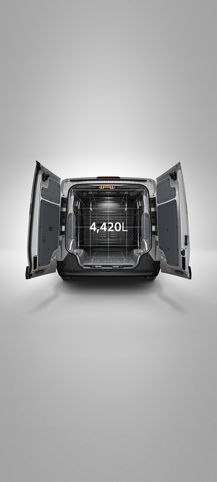 Ansicht des Kia PV5 Cargo von hinten mit geöffneten Laderaumtüren.